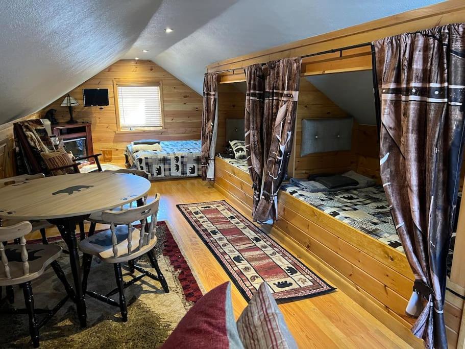 Cubs Den - Hot Tub- Walk To Lake- Fire Pit - Kayaks Oakland Exterior photo